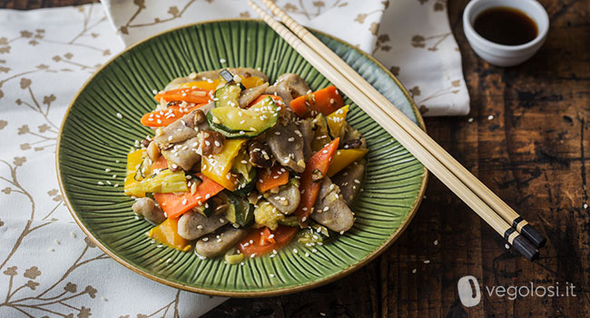 Gnocchi di riso cinesi con verdure, shiitake e mandorle - Ricetta