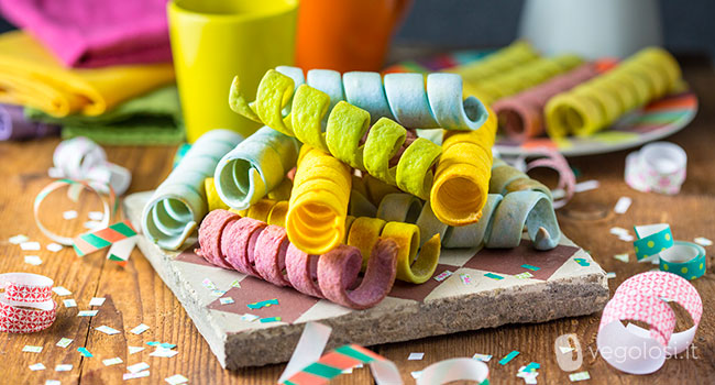 Stelle filanti colorate di pasta frolla - Dolci vegani per Carnevale -  Vegolosi