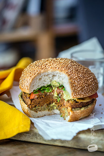 Maxi Hamburger Vegano Di Ceci Neri E Noci Con Cipolle Caramellate