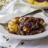 Brasato di seitan al vino rosso e polenta