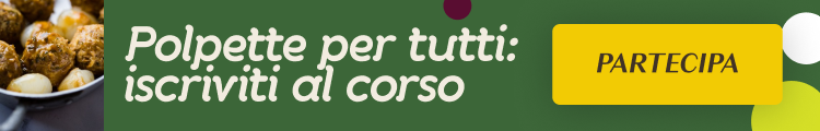 Semi di lino marroni o semi di lino e semi di lino macinati o schiacciati  in una piccola ciotola e capsule di gelatina con olio di omega su sfondo  azzurro.