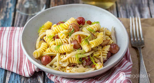 Fusilli con finocchi, uva e formaggio vegetale