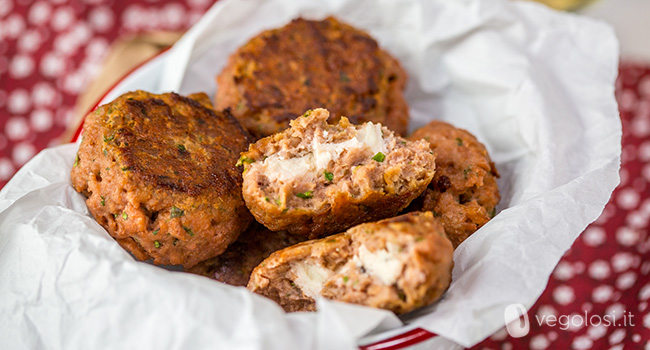 Polpette vegan simil carne ripiene di formaggio vegetale