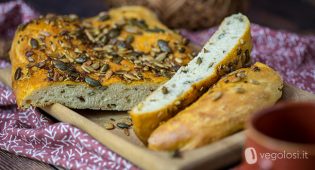 Focaccia con semi misti alla paprika e rosmarino