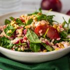 Insalata di orzo con prugne e rucola