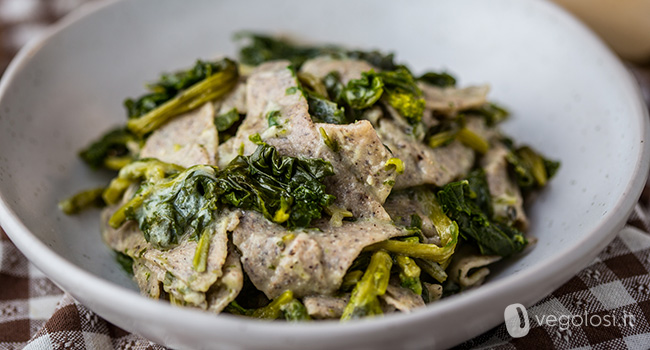 Maltagliati al grano saraceno senza glutine con besciamella di riso e cime di rapa