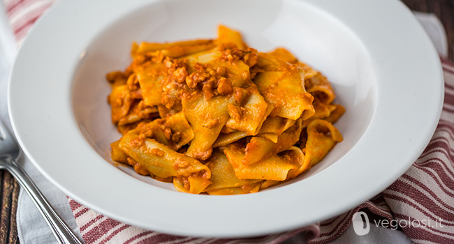 Maltagliati al ragù di granulare di piselli